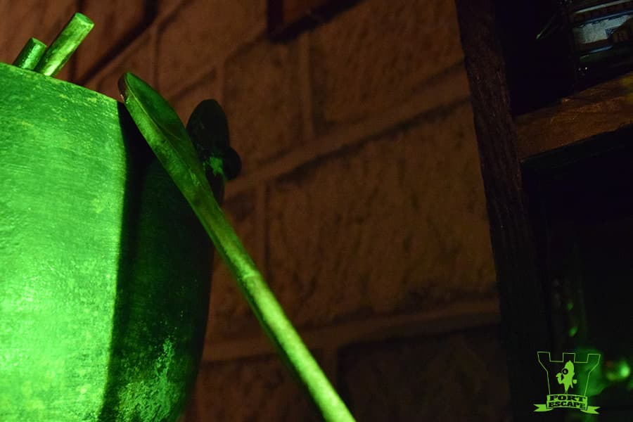 Un Escape game nancy où vous êtes enfermé dans la cabane obscure celle de Hansel et Gretel utiliser chodron